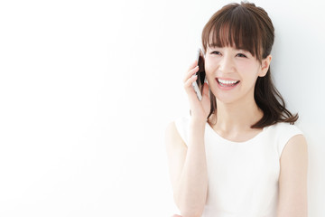 スマートフォンで話をする女性