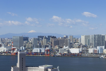 東京都市風景　富士山と品川埠頭　コンテナターミナル　新開発地域　天王洲アイル