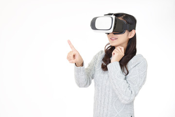 VRゴーグルを装着した女性