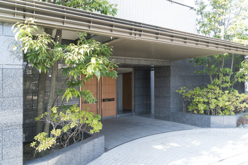 住宅　マンション　エントランス　イメージ　昼　植栽　大理石