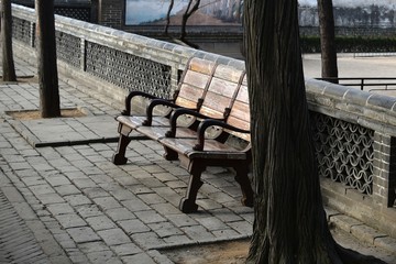 Old bench on the streets of Chinese cities.