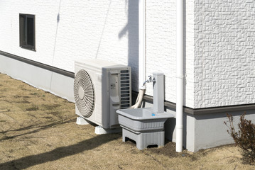 住宅設備　庭のエアコン室外機と水栓