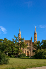 Filigrane Neugotik: Westfassade der Schlosskirche Neustrelitz