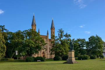 Schlosspark Neustrelitz: Schlosskirche mit dem Denkmal für Großherzog Georg