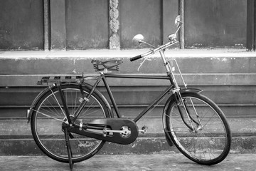 Fototapeta na wymiar Old bicycle in wall