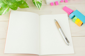 紙、ノート、ペン、付箋