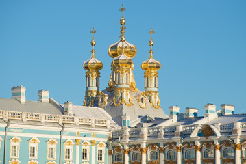 Obraz premium Domes of Voskresensky house church close up in the sunny February afternoon. A fragment of Catherine Palace in Tsarskoye Selo. St. Petersburg, Russia