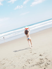 ビーチボールと女の子