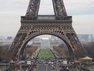 Le Champ-de-Mars et le 1er étage de la Tour Eiffel - Paris