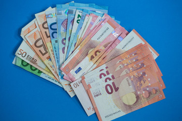 Banknoten auf blauem Hintergrund