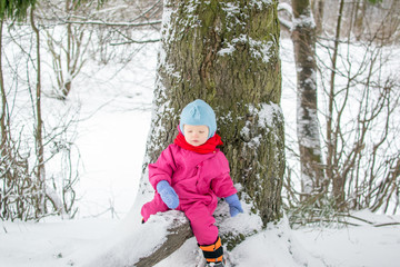 Fototapeta na wymiar child at a tree in winter