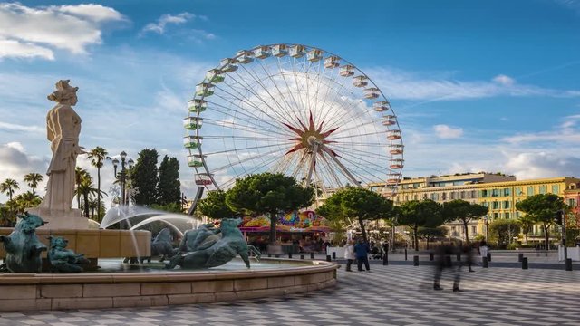 Time lapse place Massena, avec la grande roue temps clair ciel bleu de la ville de Nice France French Riviera