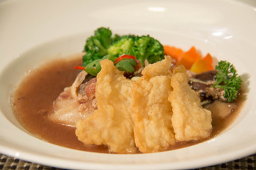  Fried noodle with fish and broccoli