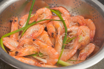 steaming shrimps with wok at home