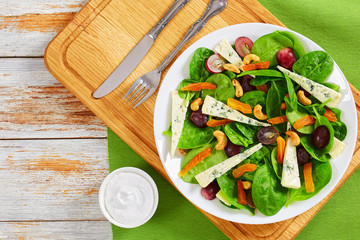 salad with blue cheese, spinach and grapes