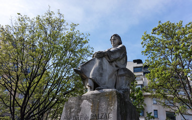 statue d'honoré de Balzac à Paris