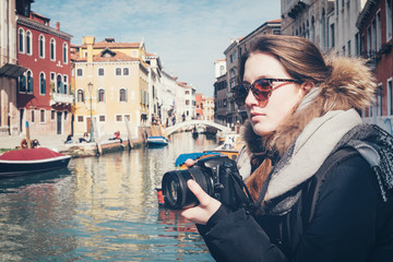 Fototapeta na wymiar Teen girl who takes pictures in Venice
