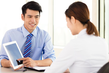 Obraz premium young Business people discussing the plan with tablet