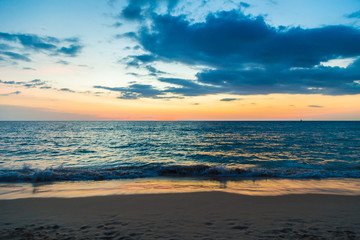 Obraz premium Sunset on sea beach with cloud