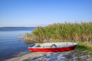 Ruderboot an einem einsamen Strand am Achterwasser auf der Insel Usedom, Deutschland