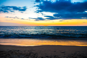 Fototapeta na wymiar Sunset on sea beach with cloud