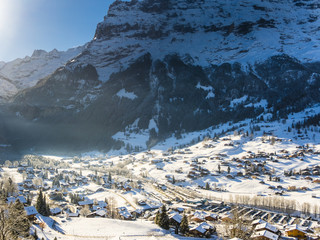 Orstansicht Grindelwald bei Sonnenaufgang, hinten der Mättenberg, Wetterhorn,...