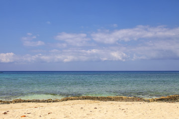 Fototapeta na wymiar Beautiful beach with clear ocean