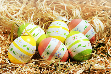 Easter, Ostern, bunte Ostereier im Nest aus Stroh, Textraum, copy space
