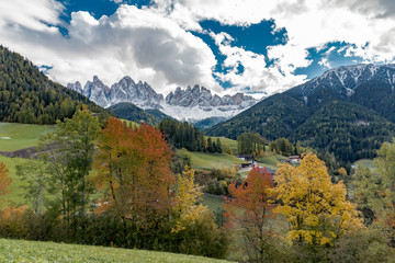 Obraz premium Kolory jesieni na włoskich Alpach w Trentino Alto Adige