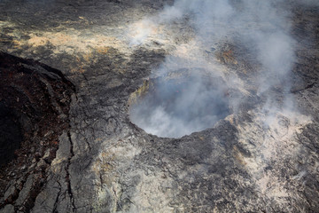 Luftaufnahme des rauchenden Halemaumau Kraters auf dem Kilauea, einem aktiven Vulkan auf Big...
