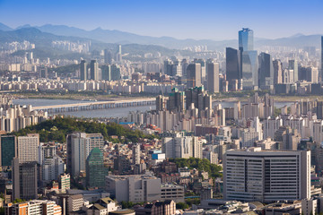 Fototapeta premium Miasto Seul w świetle dziennym z rzeką Han, Seul, Korea Południowa.