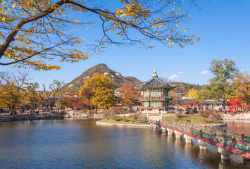 Obraz premium lake with blue sky at gyeongbokgung palace, Seoul, South Korea.