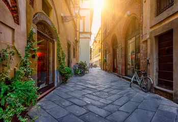 Foto op Canvas Smalle oude gezellige straat in Lucca, Italië © Ekaterina Belova