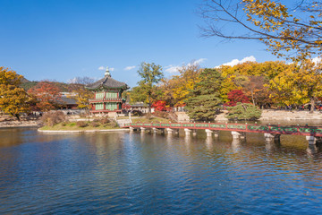 Obraz premium Pałac Gyeongbokgung jesienią, Seul, Korea Południowa.