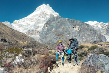 Fototapeta premium Hikers staying on Footpath in high Mountains