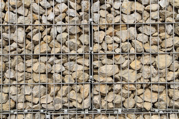 Käfig mit Steinen