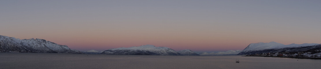 Fjord in Nord-Norwegen, im rosa Abendlicht (Panorama)