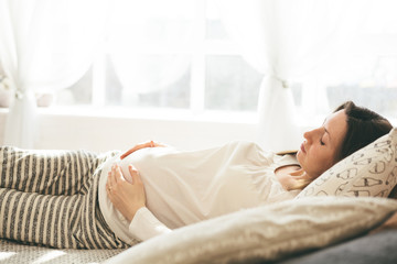 Obraz na płótnie Canvas Pregnant woman in bed