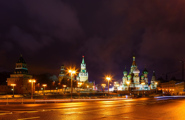Obraz premium View of the Kremlin and St. Basil's Cathedral from bridge the night