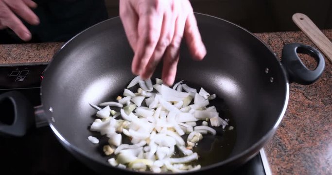 Time lapse: coocking fish stock for seafood paella
