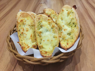garlicbread in basket