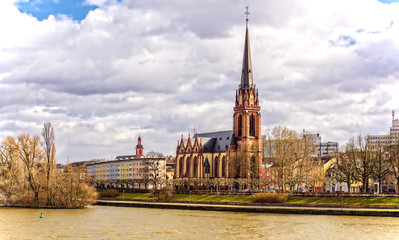Fototapeta premium Dreikönigskirche Frankfurt am Main Main Fluss 