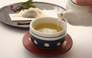 日本茶　緑茶　注ぐ　和菓子