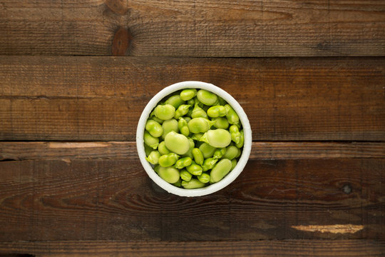 ciotola di fave su un tavolo di legno