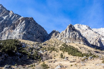 Fototapeta na wymiar Горный пейзаж, красивый вид на высокие скалы, пейзаж, ущелья и природа Северного Кавказа