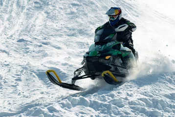 Fotobehang Sneeuwscooter racen. © zergsv