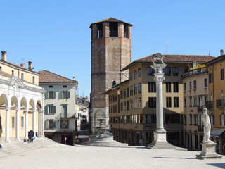 Fototapeta na wymiar Udine - panorama da piazza della libertò
