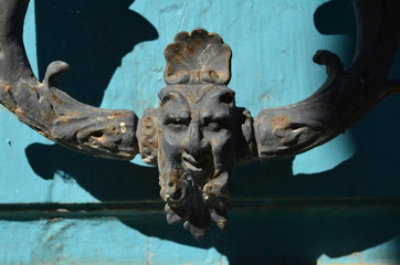 Fototapeta na wymiar Détail d'un heurtoir d'un portail.
