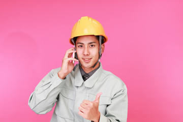 スマートフォンを持つ労働者
