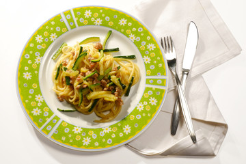 SPAGHETTI ZUCCHINE E SALSICCIA